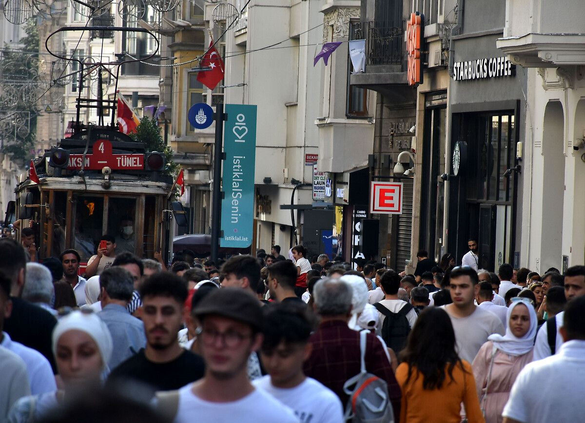 'İğne atsan yere düşmeyecek' dedirten kalabalık! Vatandaşlar Taksim’e akın etti - Sayfa 12