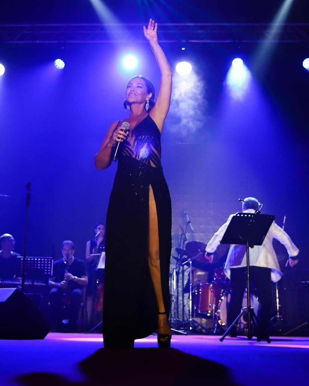 Hülya Avşar'ın derin dekolteli bayram şıklığı: Sadece küpeleri için 2 milyon TL ödedi - Sayfa 7