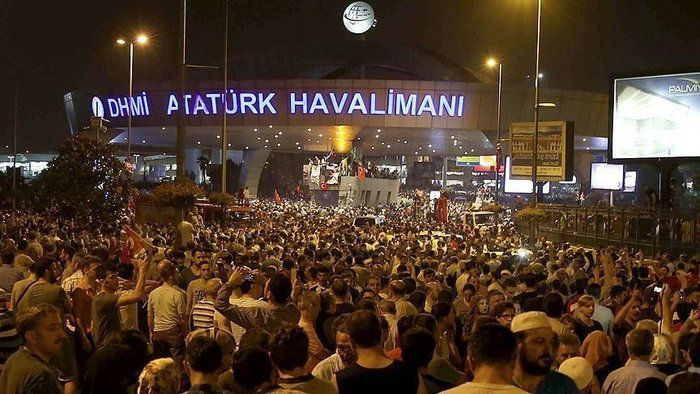 Türk halkı destan yazdı: İşte 15 Temmuz gecesi saat saat İstanbul'da yaşananlar... - Sayfa 6