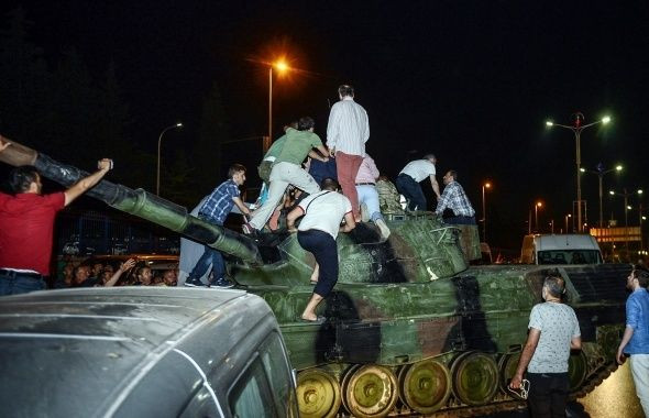 Türk halkı destan yazdı: İşte 15 Temmuz gecesi saat saat İstanbul'da yaşananlar... - Sayfa 5