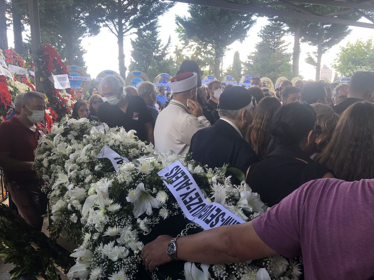 Çiftlik evinde vahşice öldürülen eğitimci Nazmi Arıkan son yolculuğuna uğurlandı - Sayfa 13