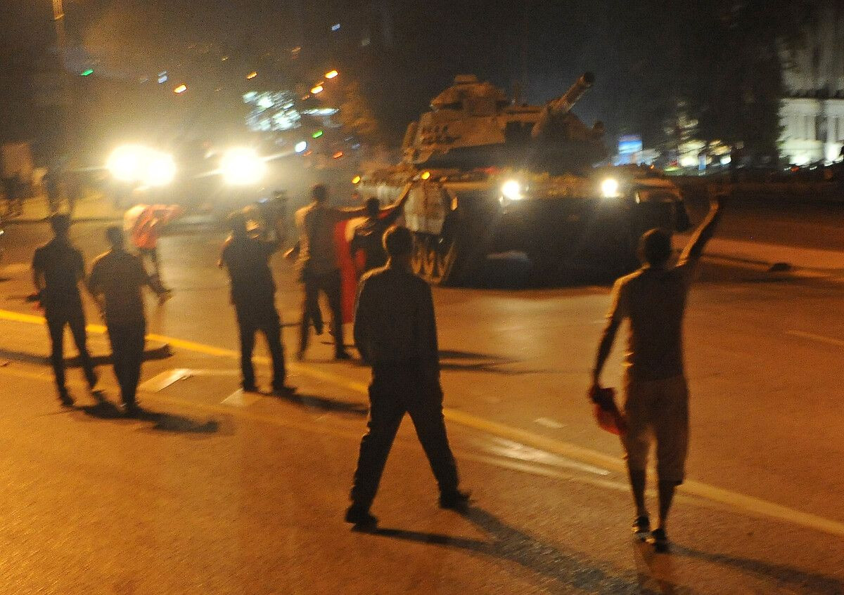 Türk halkı destan yazdı: İşte 15 Temmuz gecesi saat saat İstanbul'da yaşananlar... - Sayfa 19