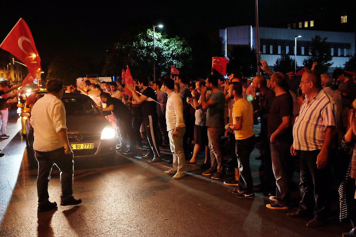 Türk halkı destan yazdı: İşte 15 Temmuz gecesi saat saat İstanbul'da yaşananlar... - Sayfa 10