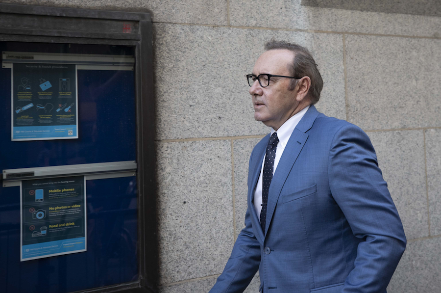 Cinsel tacizle suçlanan Oscar ödüllü aktör Kevin Spacey hakim karşısına çıktı - Sayfa 10