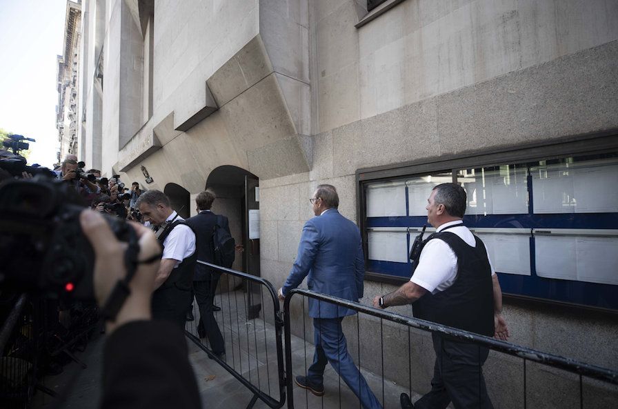 Cinsel tacizle suçlanan Oscar ödüllü aktör Kevin Spacey hakim karşısına çıktı - Sayfa 8