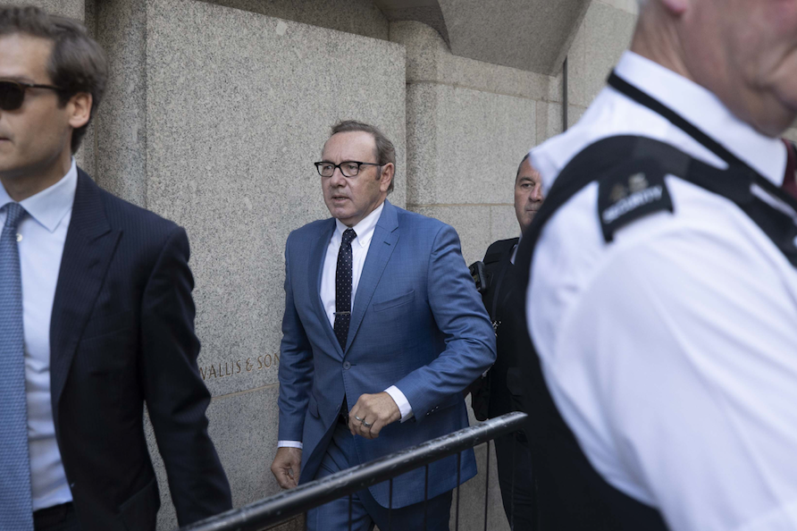 Cinsel tacizle suçlanan Oscar ödüllü aktör Kevin Spacey hakim karşısına çıktı - Sayfa 7