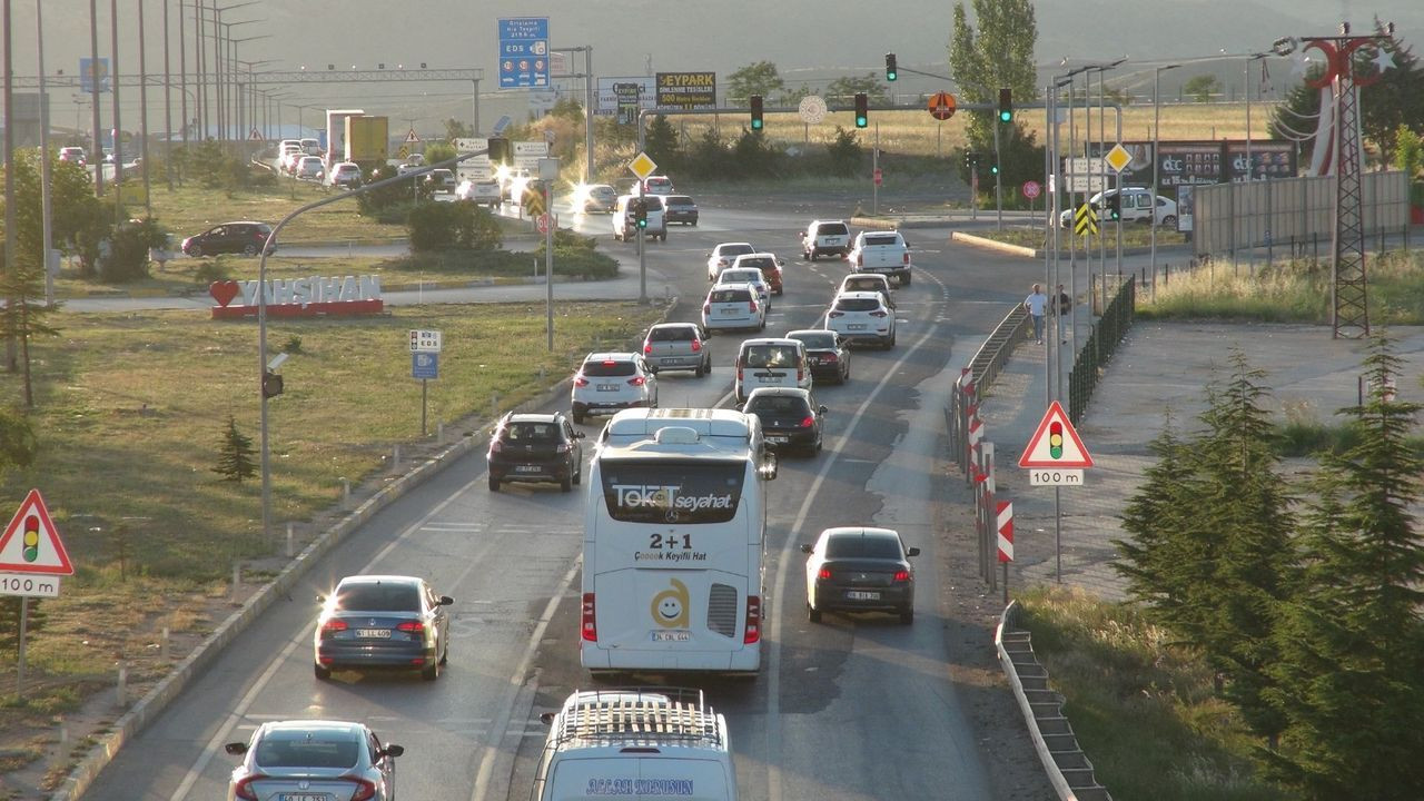 Tatil dönüşü çilesi! 'Kilit kavşak' Kırıkkale'de bayram dönüşü yoğunluğu yaşanıyor - Sayfa 5