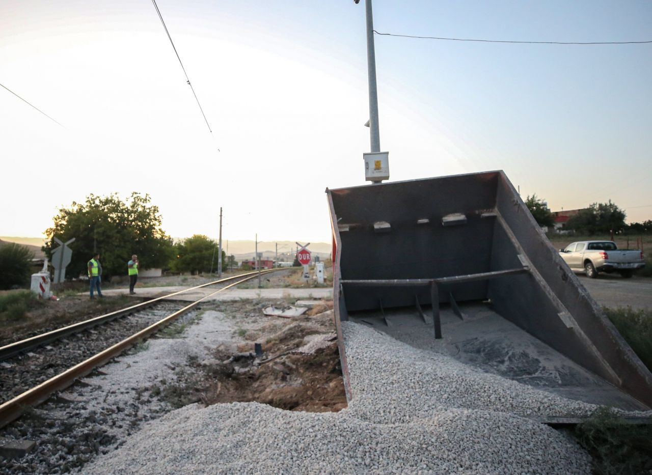 Yük treni kamyonete çarptı: 1 ölü, 1 yaralı - Sayfa 6