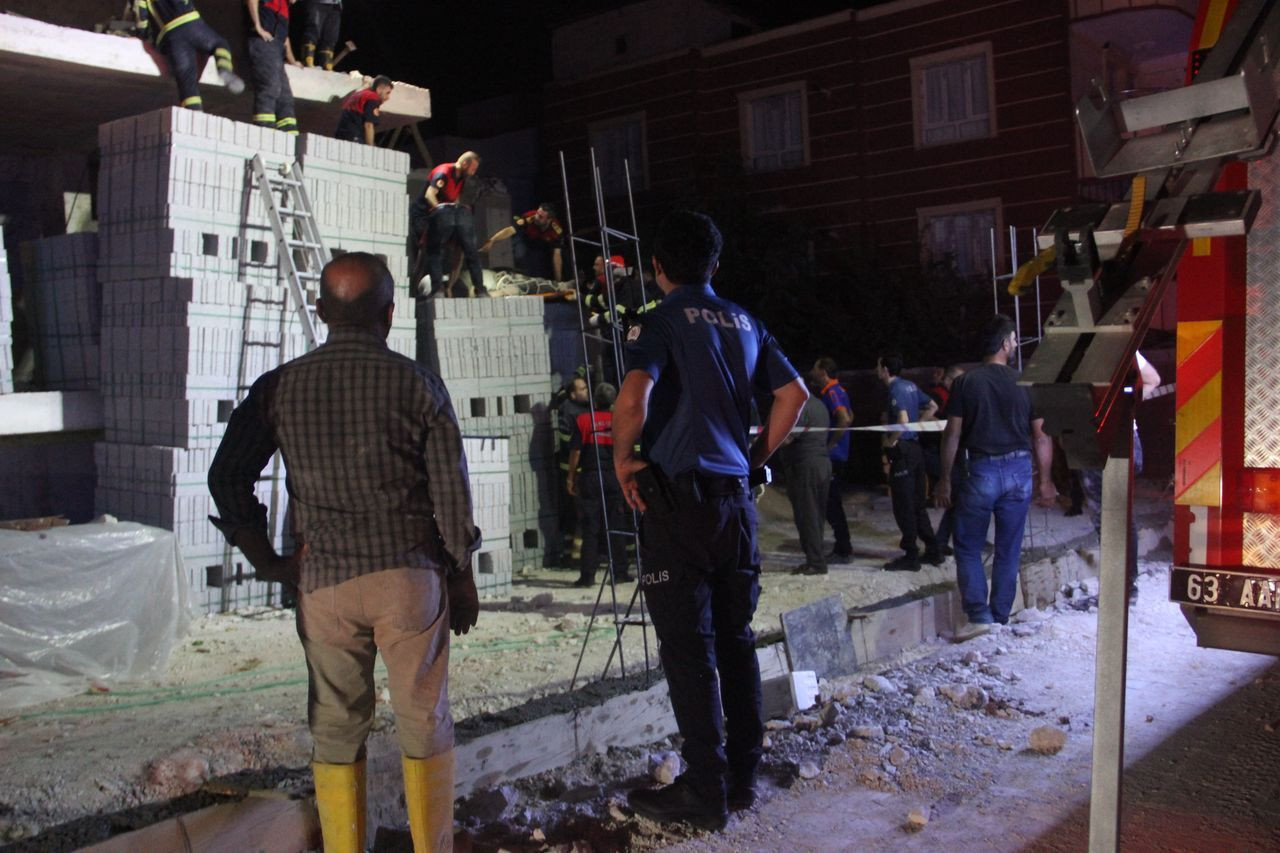 İnşaat çöktü, molozların altında kalan 3 işçi kurtarıldı - Sayfa 6