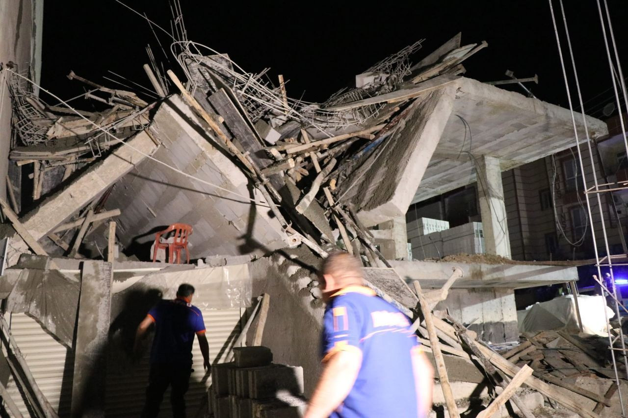 İnşaat çöktü, molozların altında kalan 3 işçi kurtarıldı - Sayfa 10