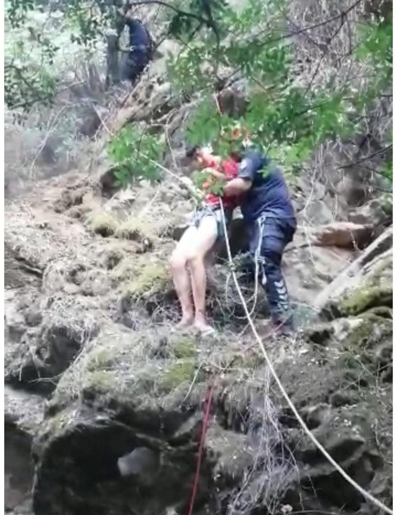 Kayalıklardan düşerken tutunduğu ağaç hayatını kurtardı - Sayfa 5