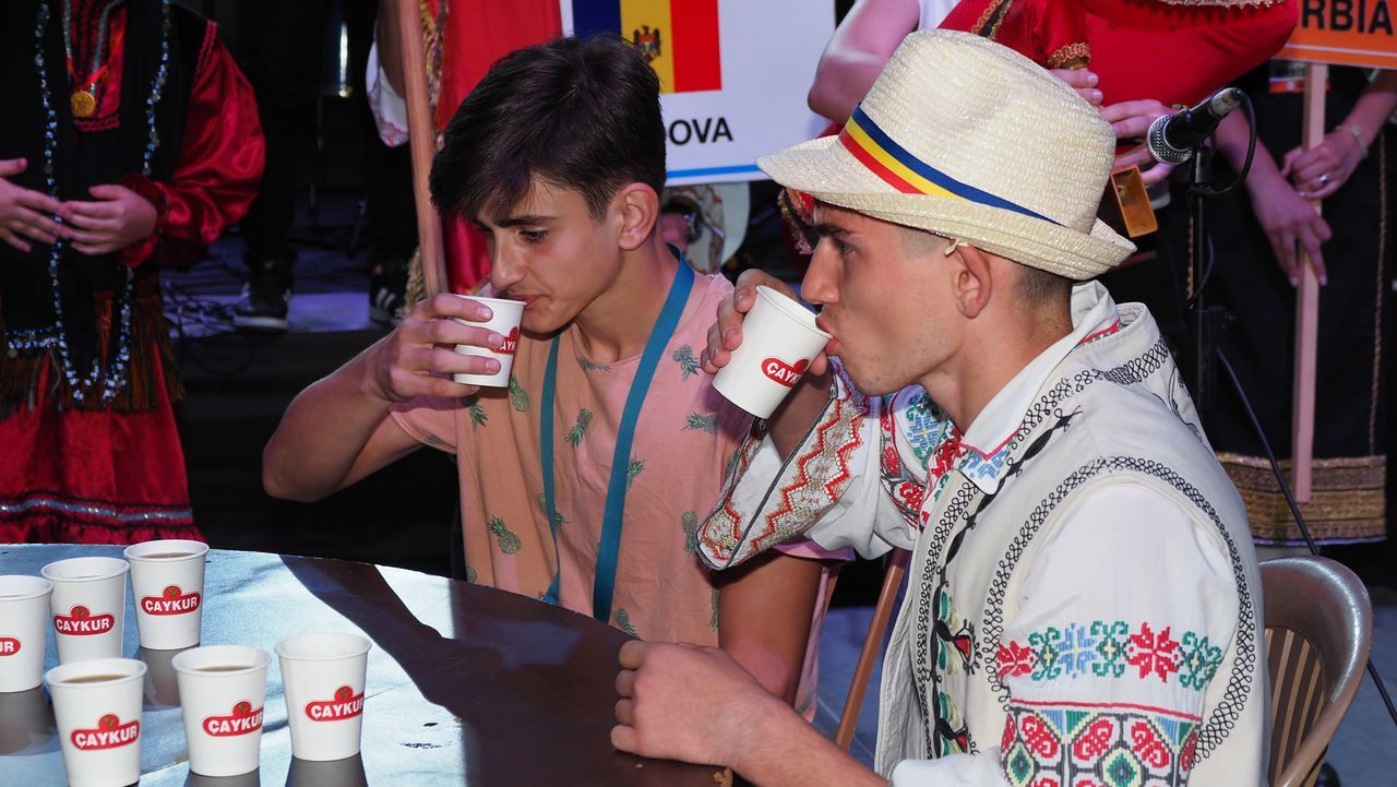 Rize'de en hızlı çay içme yarışması! 2 dakikada 4 çay bitiren Rizeli Aleyna kazandı - Sayfa 8