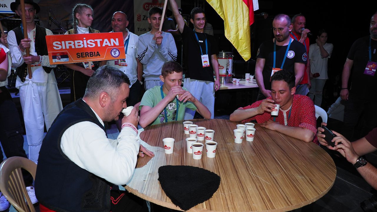 Rize'de en hızlı çay içme yarışması! 2 dakikada 4 çay bitiren Rizeli Aleyna kazandı - Sayfa 9