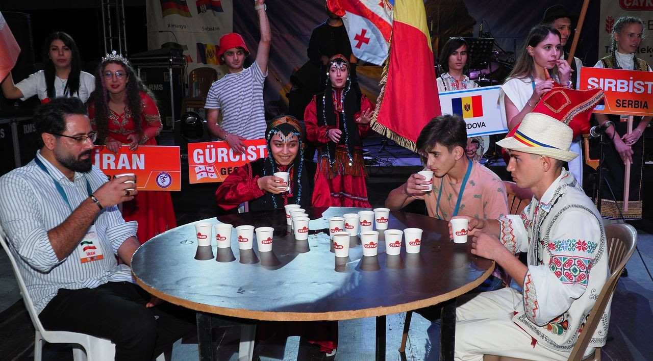 Rize'de en hızlı çay içme yarışması! 2 dakikada 4 çay bitiren Rizeli Aleyna kazandı - Sayfa 7