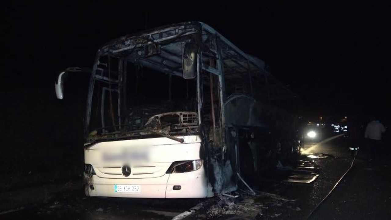 Yolcu otobüsünde faciadan dönüldü! Alevlerin sardığı araç küle döndü - Sayfa 9