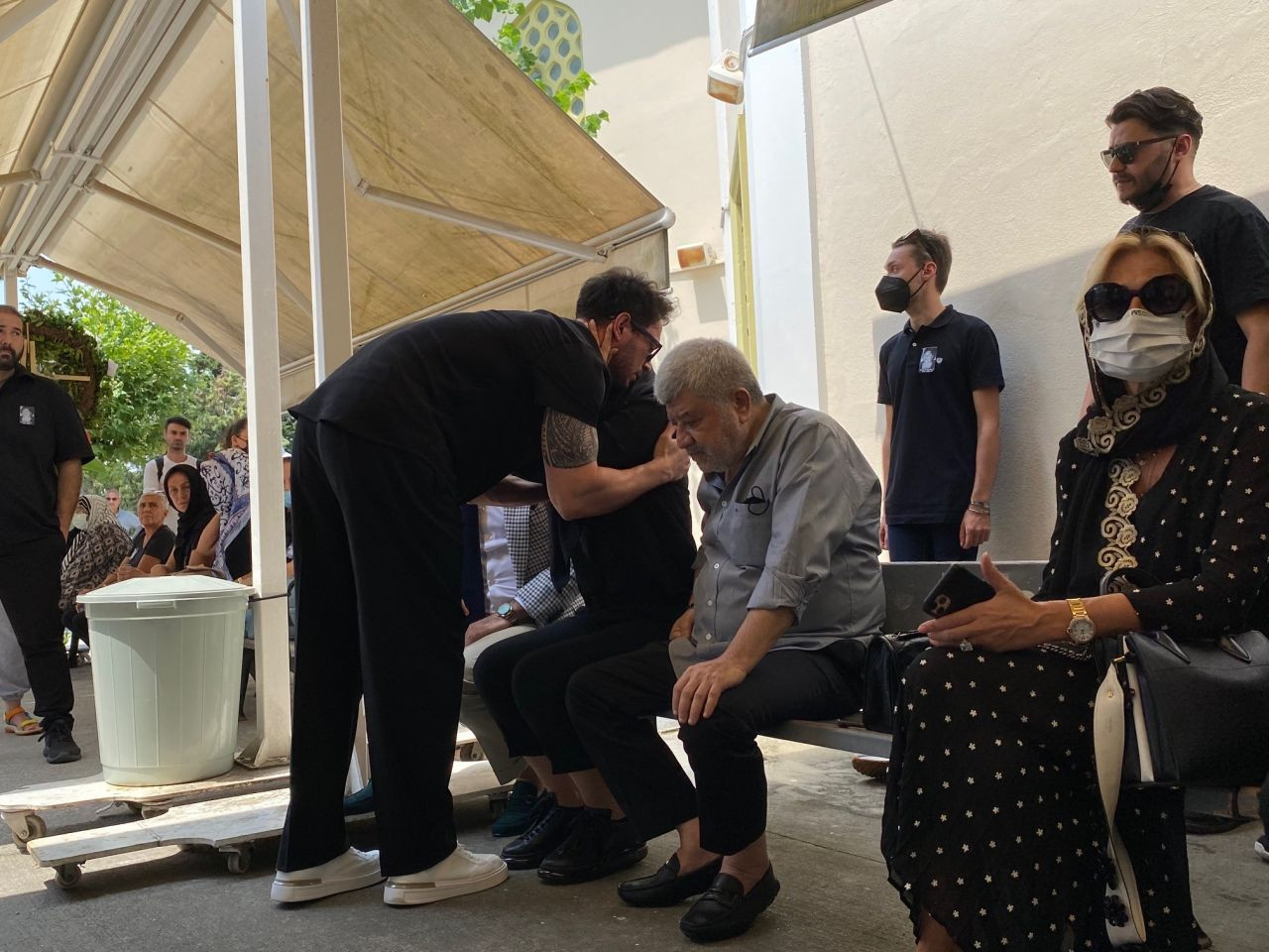 Ebru Gündeş annesi Müjgan Bilgin'i gözyaşları içinde son yolculuğuna uğurladı - Sayfa 5