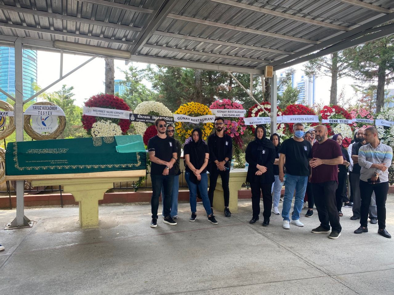 Ebru Gündeş annesi Müjgan Bilgin'i gözyaşları içinde son yolculuğuna uğurladı - Sayfa 6