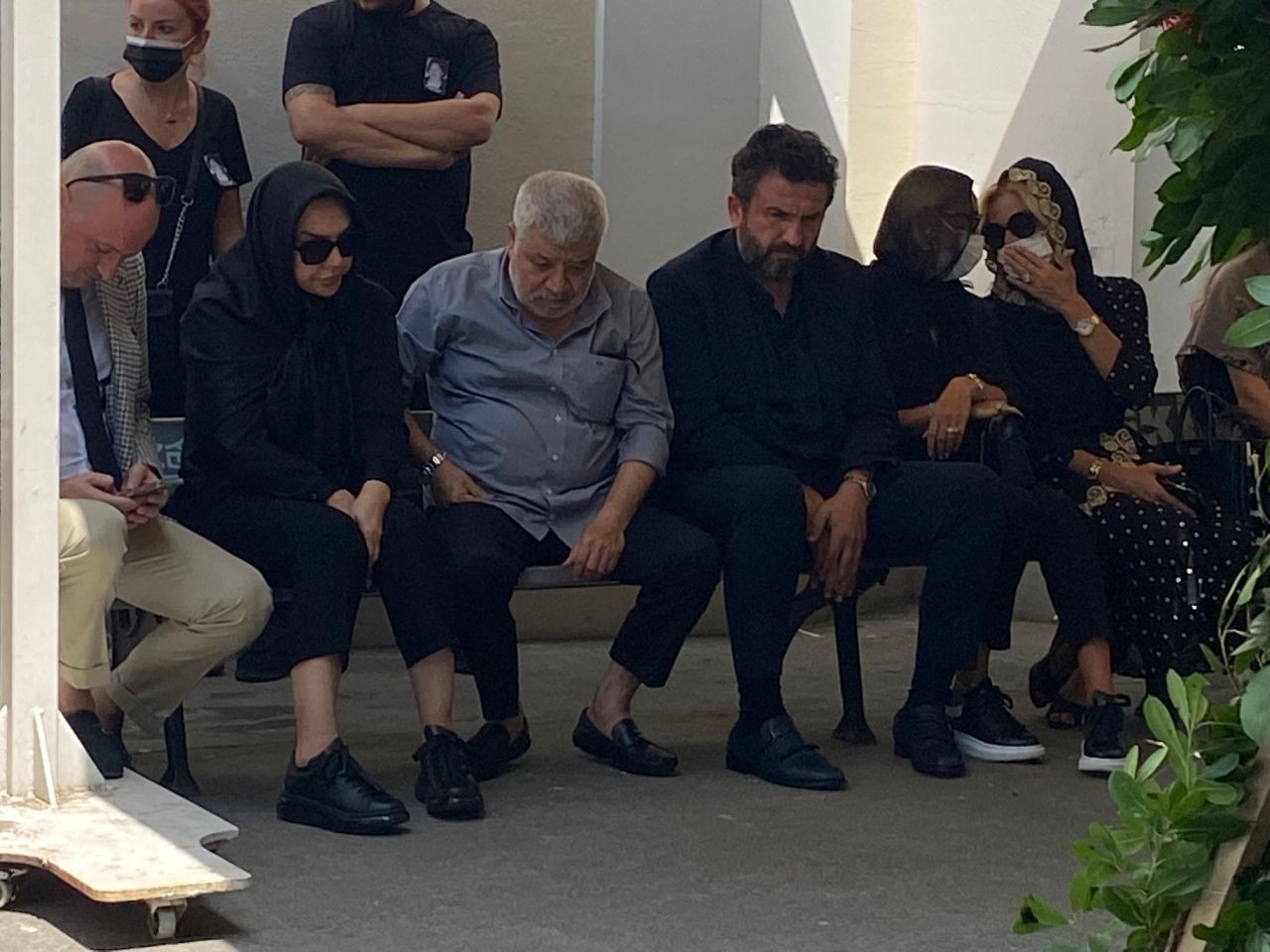 Ebru Gündeş annesi Müjgan Bilgin'i gözyaşları içinde son yolculuğuna uğurladı - Sayfa 8