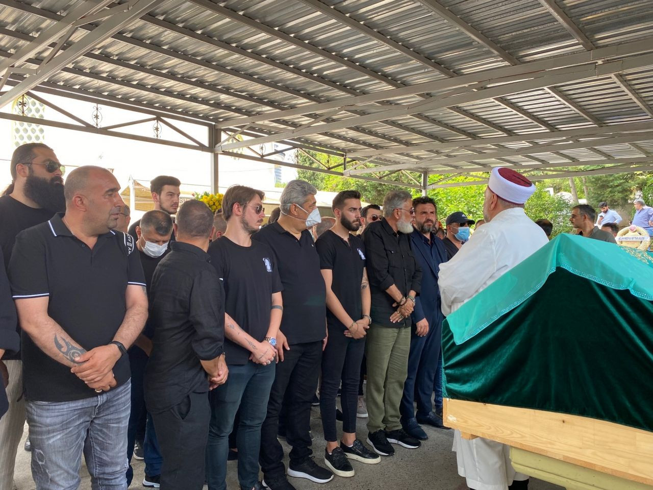 Ebru Gündeş annesi Müjgan Bilgin'i gözyaşları içinde son yolculuğuna uğurladı - Sayfa 10