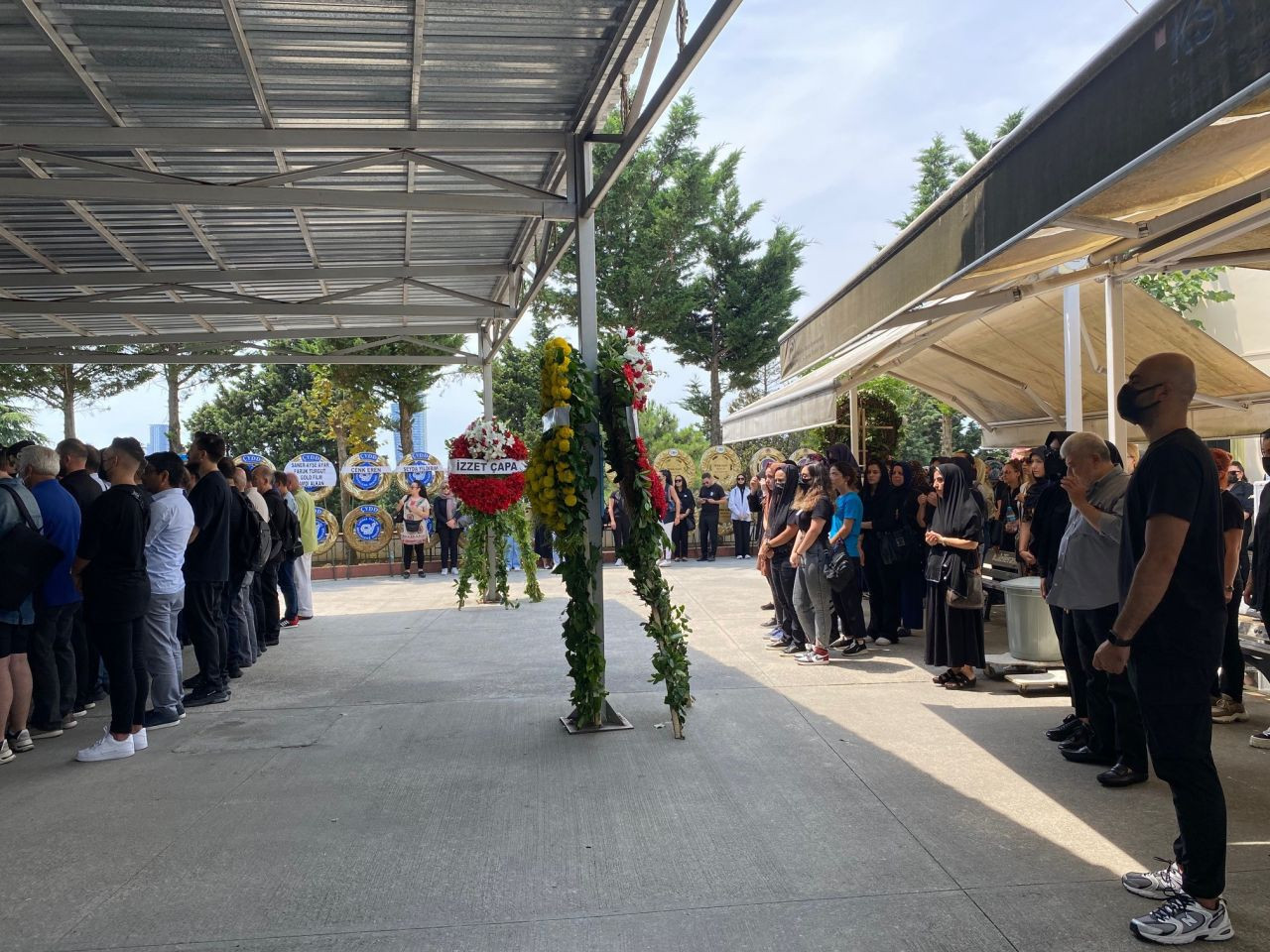 Ebru Gündeş annesi Müjgan Bilgin'i gözyaşları içinde son yolculuğuna uğurladı - Sayfa 12