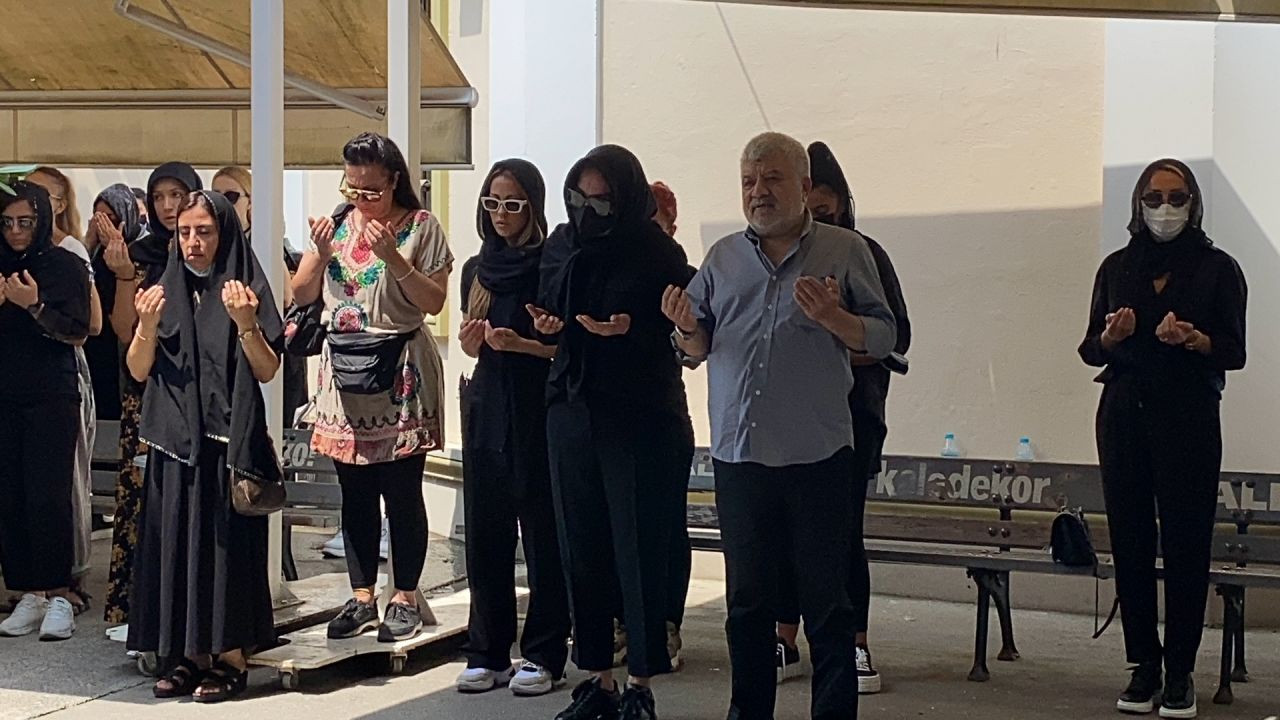 Ebru Gündeş annesi Müjgan Bilgin'i gözyaşları içinde son yolculuğuna uğurladı - Sayfa 14