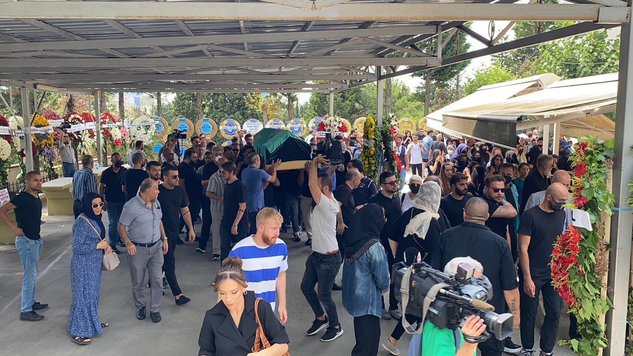 Ebru Gündeş annesi Müjgan Bilgin'i gözyaşları içinde son yolculuğuna uğurladı - Sayfa 15