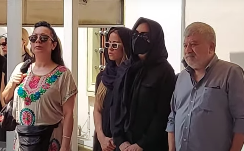 Ebru Gündeş annesi Müjgan Bilgin'i gözyaşları içinde son yolculuğuna uğurladı - Sayfa 21