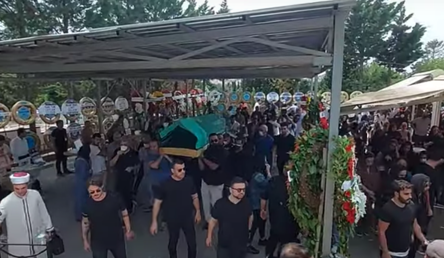 Ebru Gündeş annesi Müjgan Bilgin'i gözyaşları içinde son yolculuğuna uğurladı - Sayfa 20