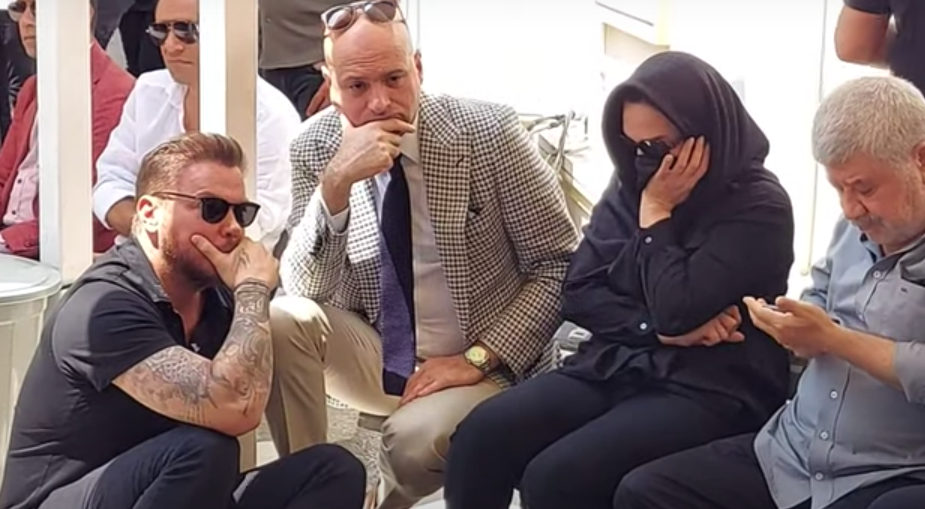 Ebru Gündeş annesi Müjgan Bilgin'i gözyaşları içinde son yolculuğuna uğurladı - Sayfa 19