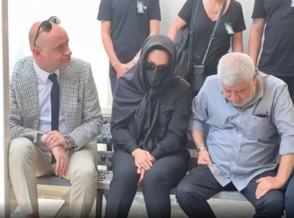 Ebru Gündeş annesi Müjgan Bilgin'i gözyaşları içinde son yolculuğuna uğurladı - Sayfa 27