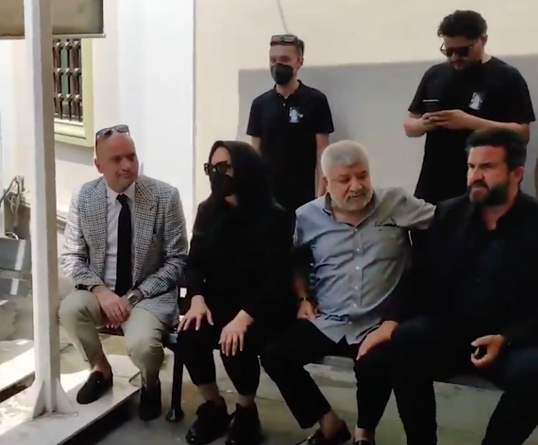 Ebru Gündeş annesi Müjgan Bilgin'i gözyaşları içinde son yolculuğuna uğurladı - Sayfa 24