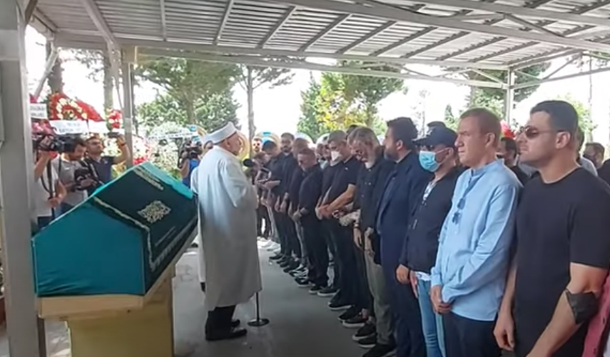 Ebru Gündeş annesi Müjgan Bilgin'i gözyaşları içinde son yolculuğuna uğurladı - Sayfa 23