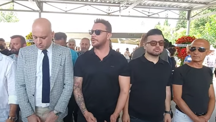 Ebru Gündeş annesi Müjgan Bilgin'i gözyaşları içinde son yolculuğuna uğurladı - Sayfa 22