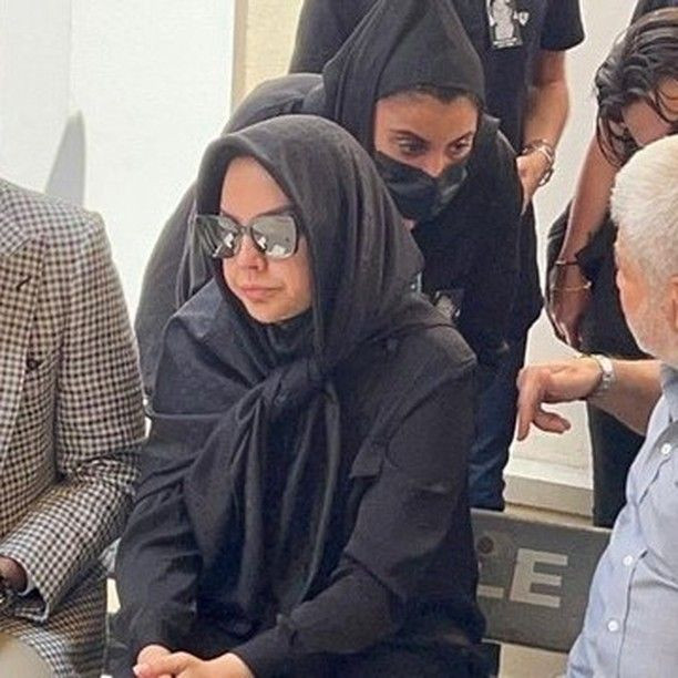Ebru Gündeş annesi Müjgan Bilgin'i gözyaşları içinde son yolculuğuna uğurladı - Sayfa 28