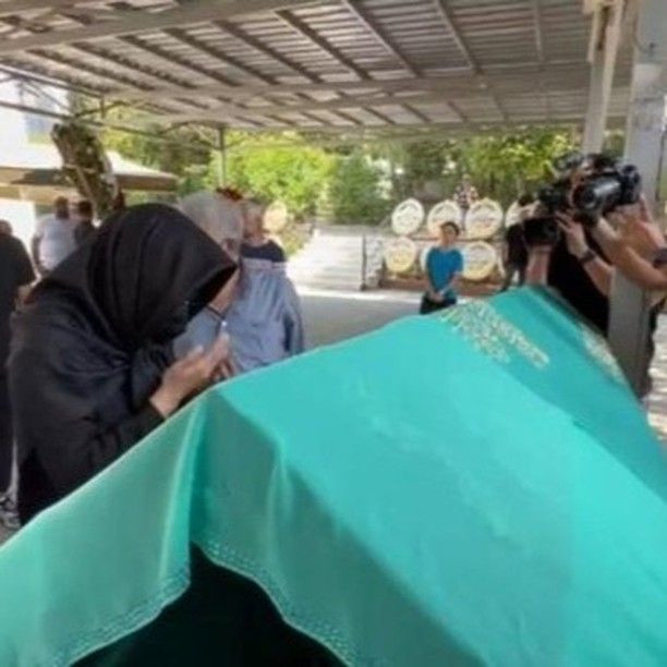 Ebru Gündeş annesi Müjgan Bilgin'i gözyaşları içinde son yolculuğuna uğurladı - Sayfa 29