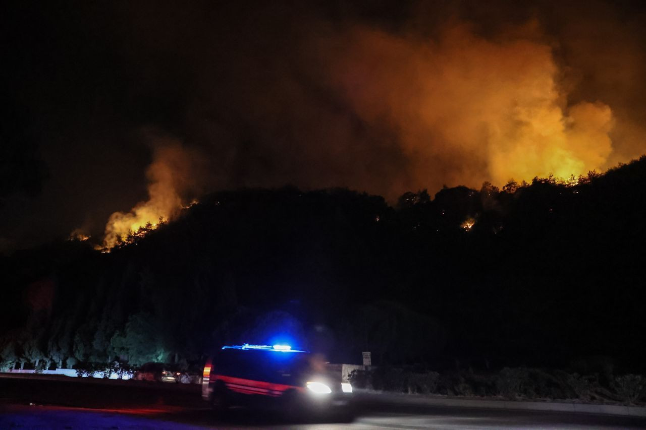 Söke'deki orman yangını kontrol altına alınmaya çalışılıyor! Gece görüşlü helikopterler de görevde - Sayfa 8