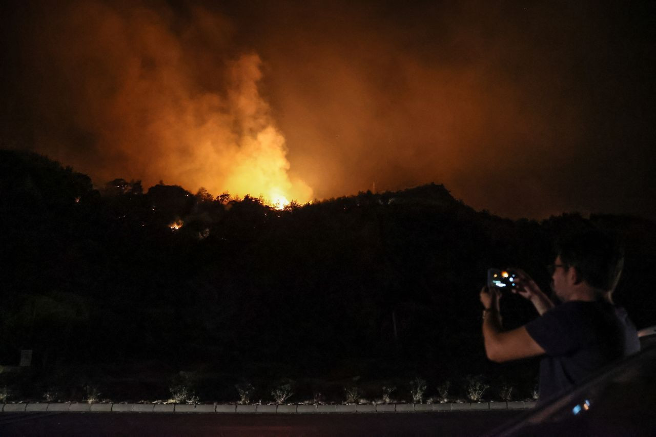 Söke'deki orman yangını kontrol altına alınmaya çalışılıyor! Gece görüşlü helikopterler de görevde - Sayfa 10