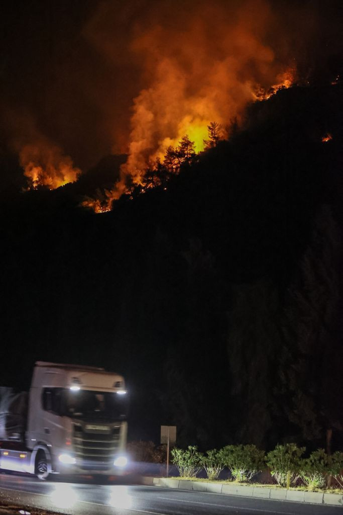 Söke'deki orman yangını kontrol altına alınmaya çalışılıyor! Gece görüşlü helikopterler de görevde - Sayfa 13