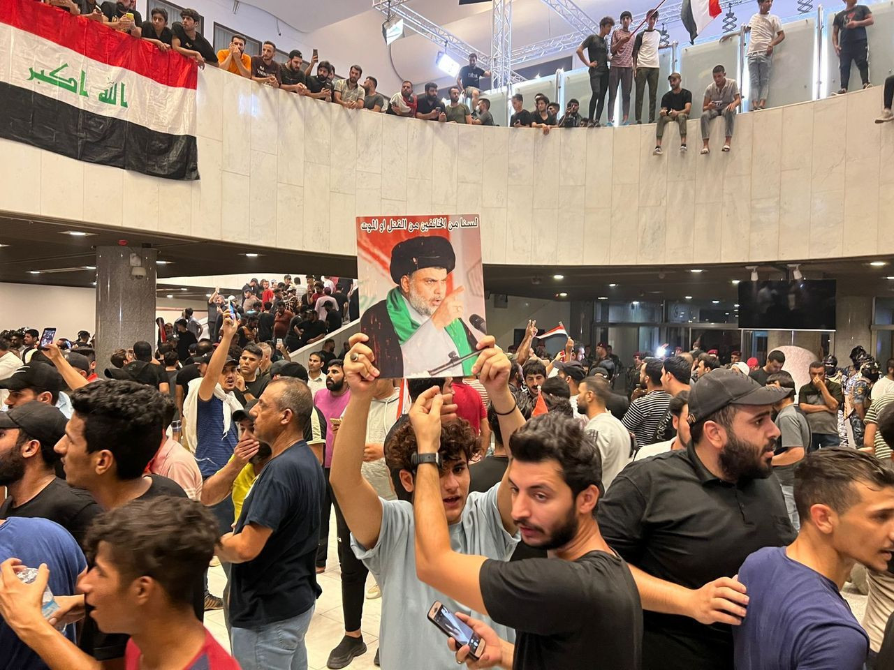 Irak’ta Sadr’ın destekçileri parlamentoyu bastı! Protestocular, Şii liderin çağrısı ile geri çekildi - Sayfa 5
