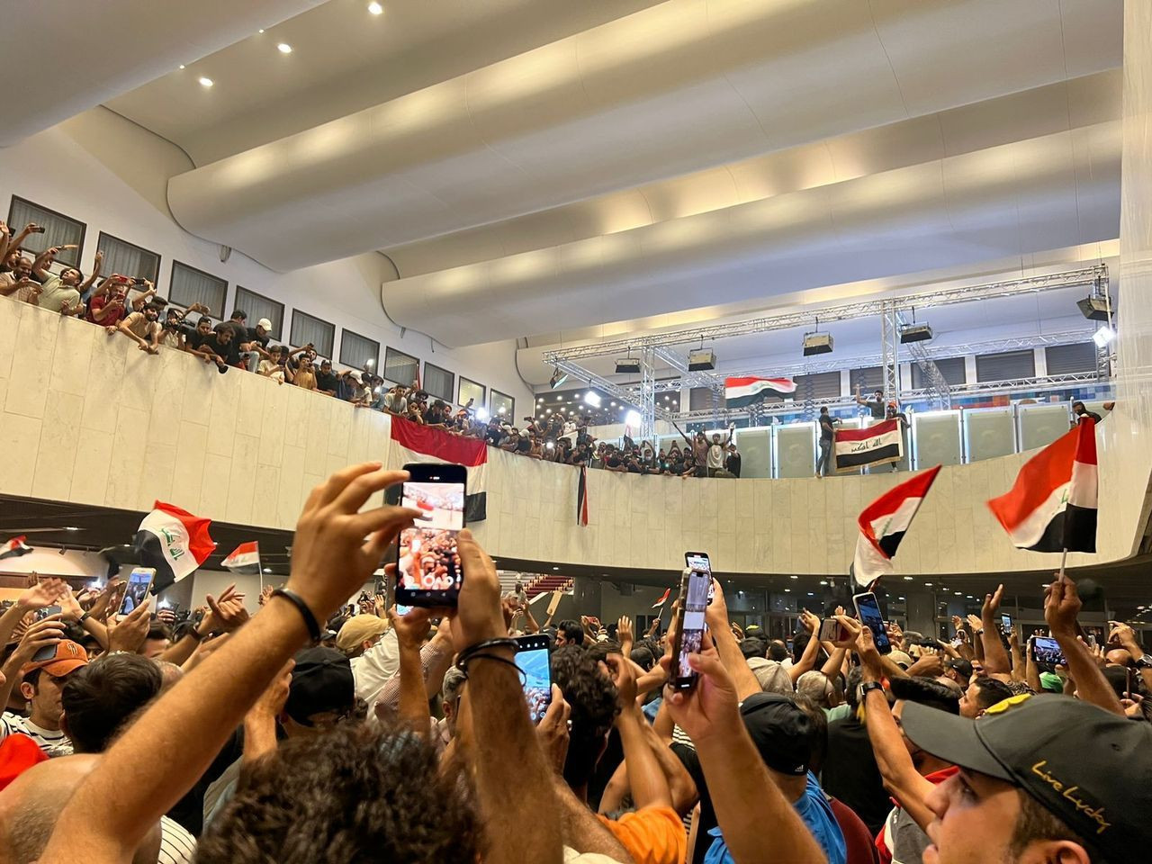 Irak’ta Sadr’ın destekçileri parlamentoyu bastı! Protestocular, Şii liderin çağrısı ile geri çekildi - Sayfa 6