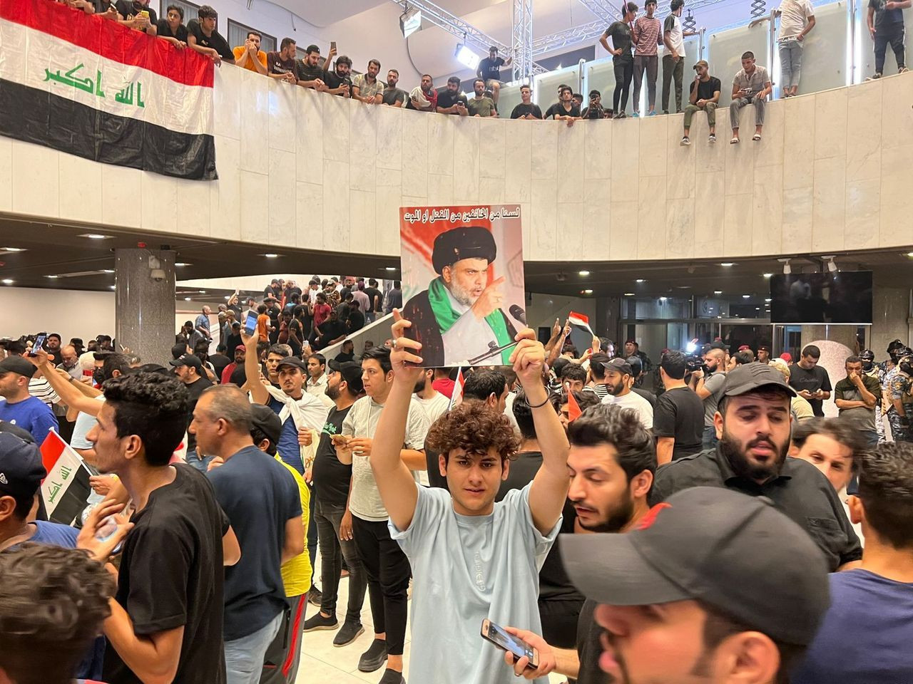 Irak’ta Sadr’ın destekçileri parlamentoyu bastı! Protestocular, Şii liderin çağrısı ile geri çekildi - Sayfa 8