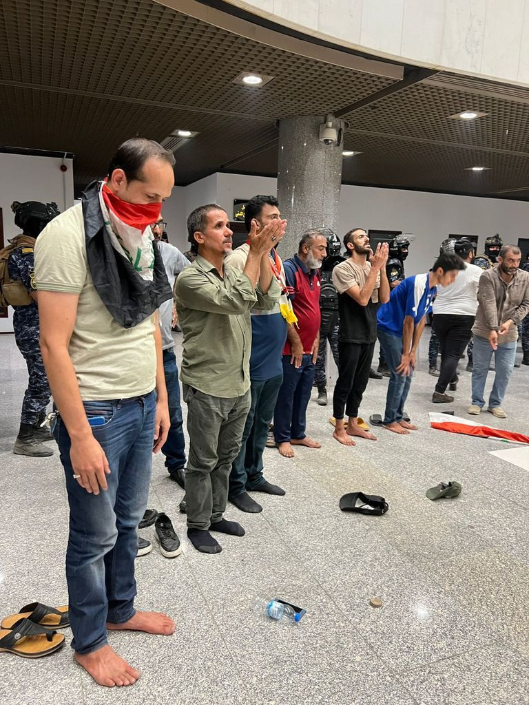 Irak’ta Sadr’ın destekçileri parlamentoyu bastı! Protestocular, Şii liderin çağrısı ile geri çekildi - Sayfa 9