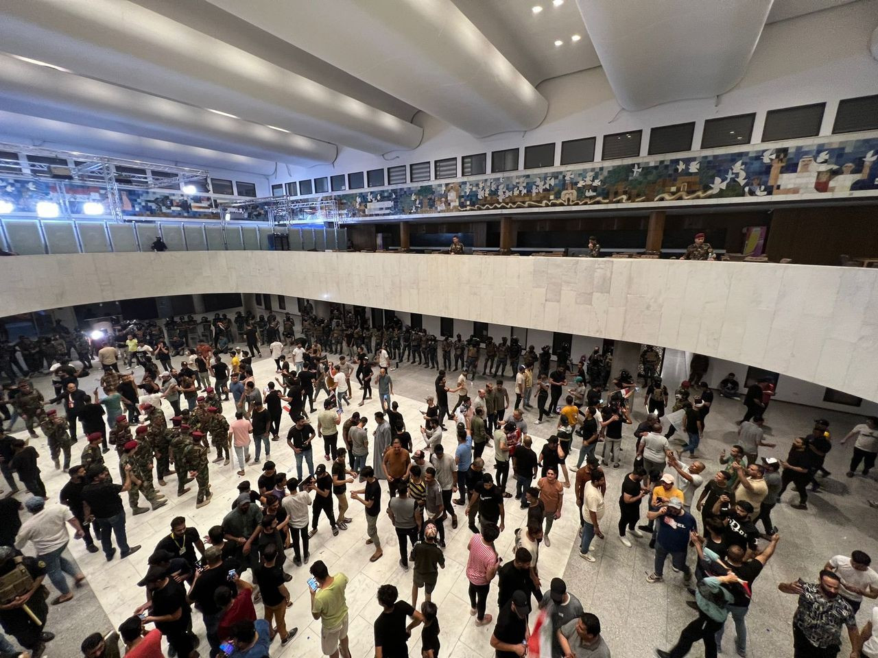 Irak’ta Sadr’ın destekçileri parlamentoyu bastı! Protestocular, Şii liderin çağrısı ile geri çekildi - Sayfa 10