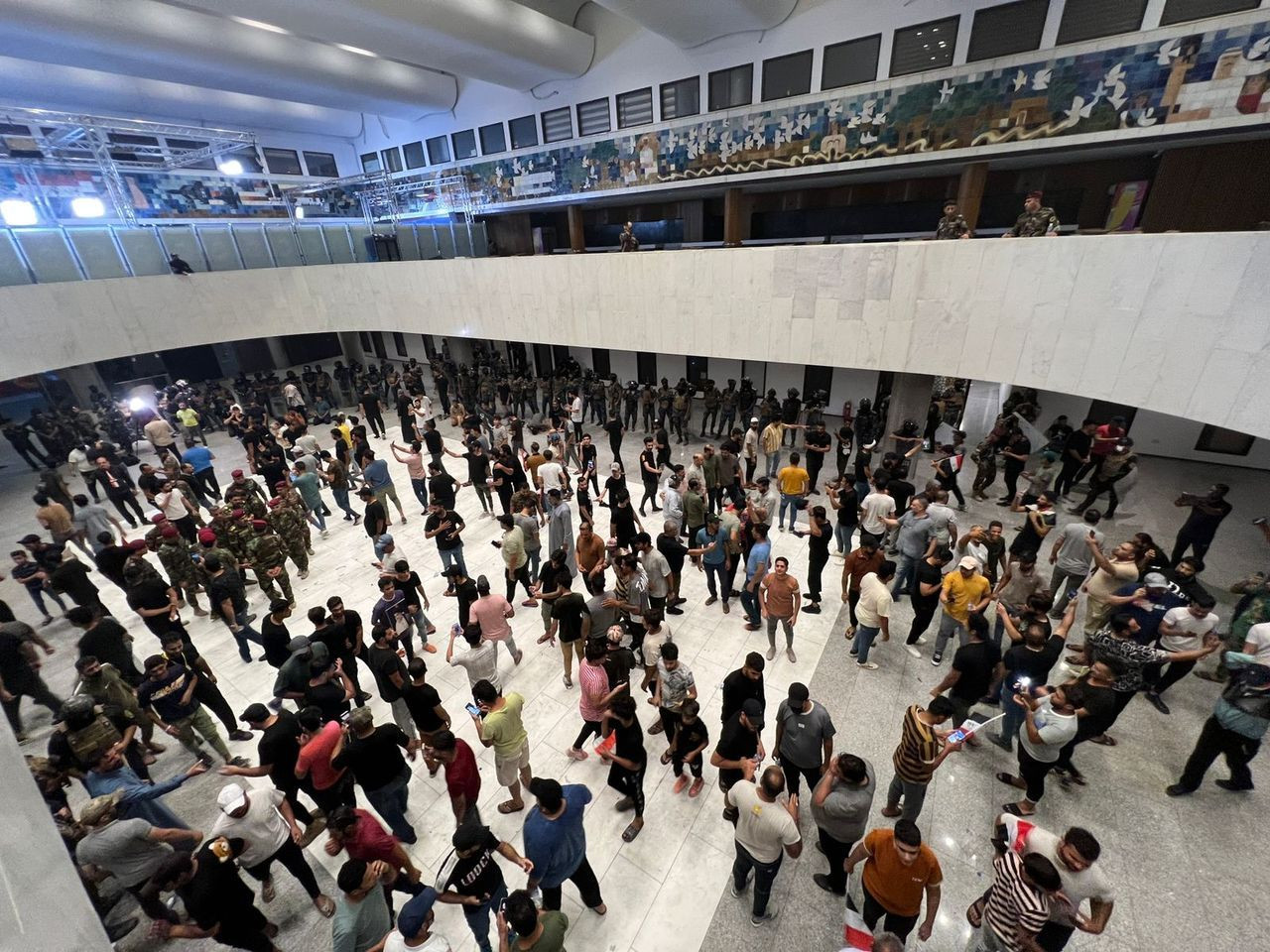 Irak’ta Sadr’ın destekçileri parlamentoyu bastı! Protestocular, Şii liderin çağrısı ile geri çekildi - Sayfa 11