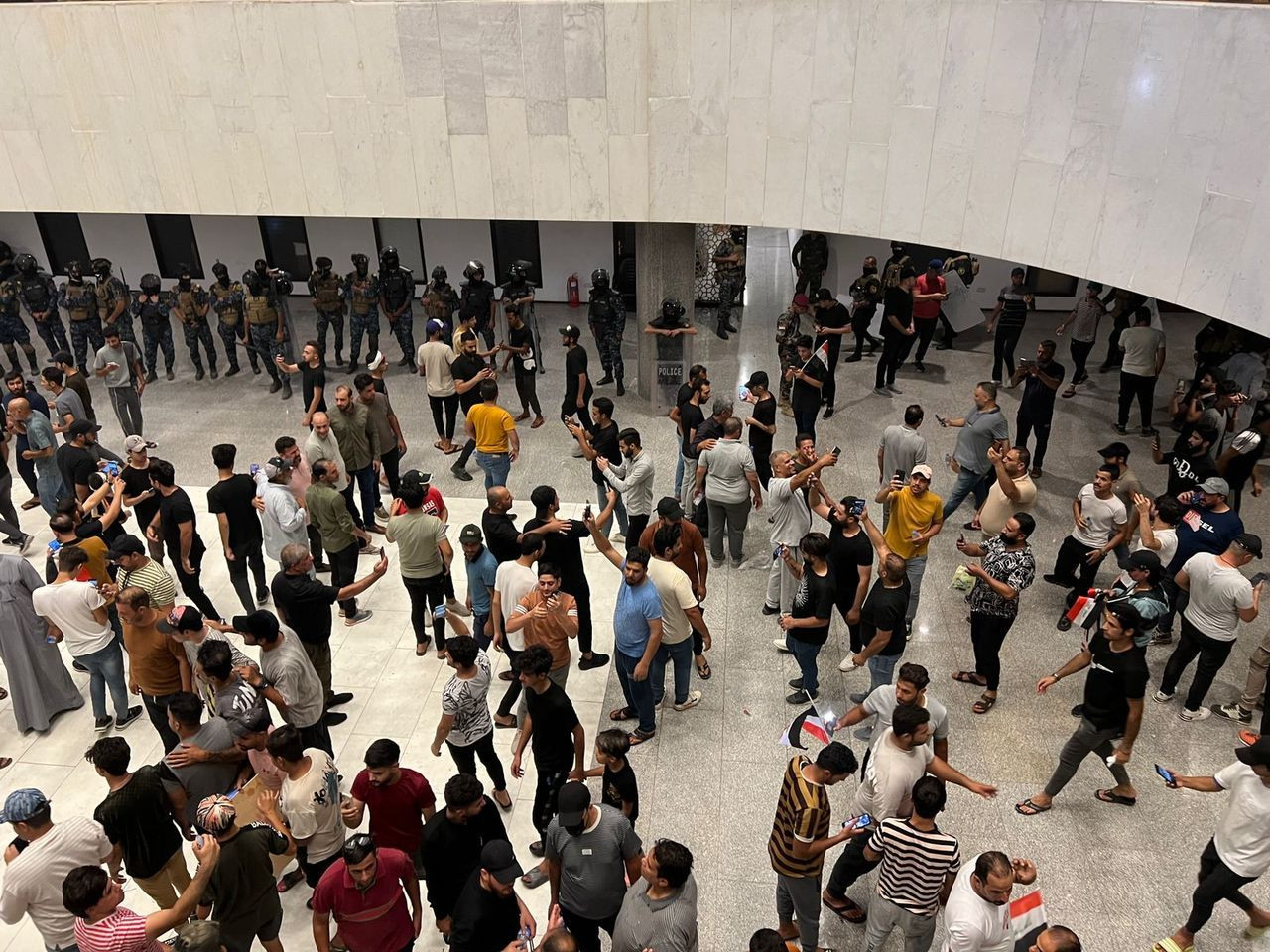 Irak’ta Sadr’ın destekçileri parlamentoyu bastı! Protestocular, Şii liderin çağrısı ile geri çekildi - Sayfa 12