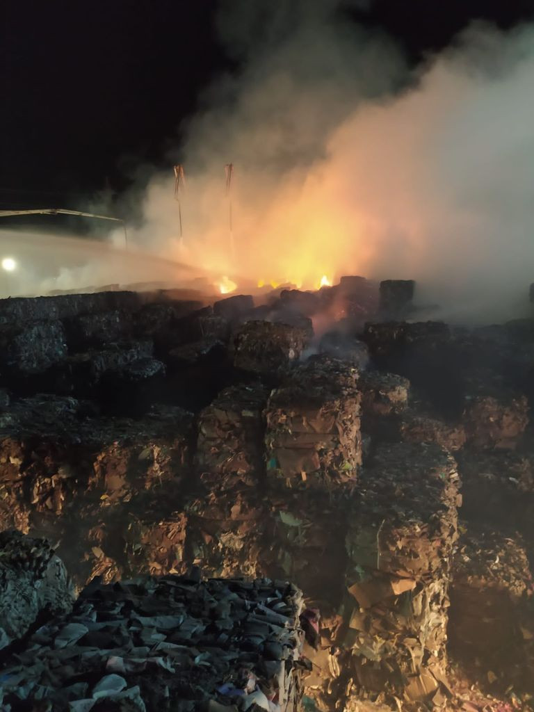 Kipaş kağıt fabrikasında büyük yangın! 8 saattir müdahale ediliyor - Sayfa 7