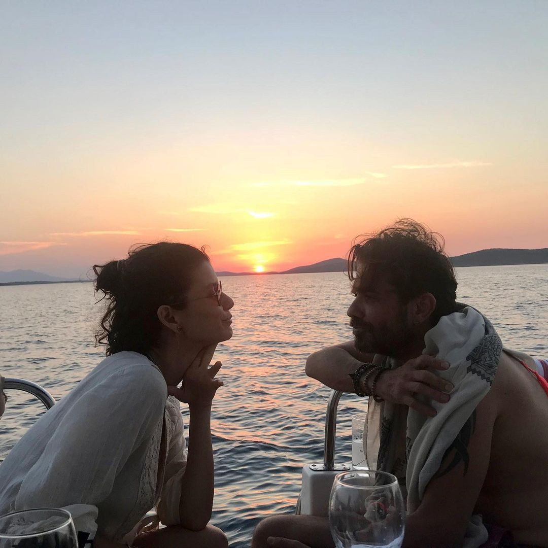 Kenan Doğulu'dan romantik paylaşım:  Beren Saat ile evliliklerinin 8. yılını kutladılar - Sayfa 12