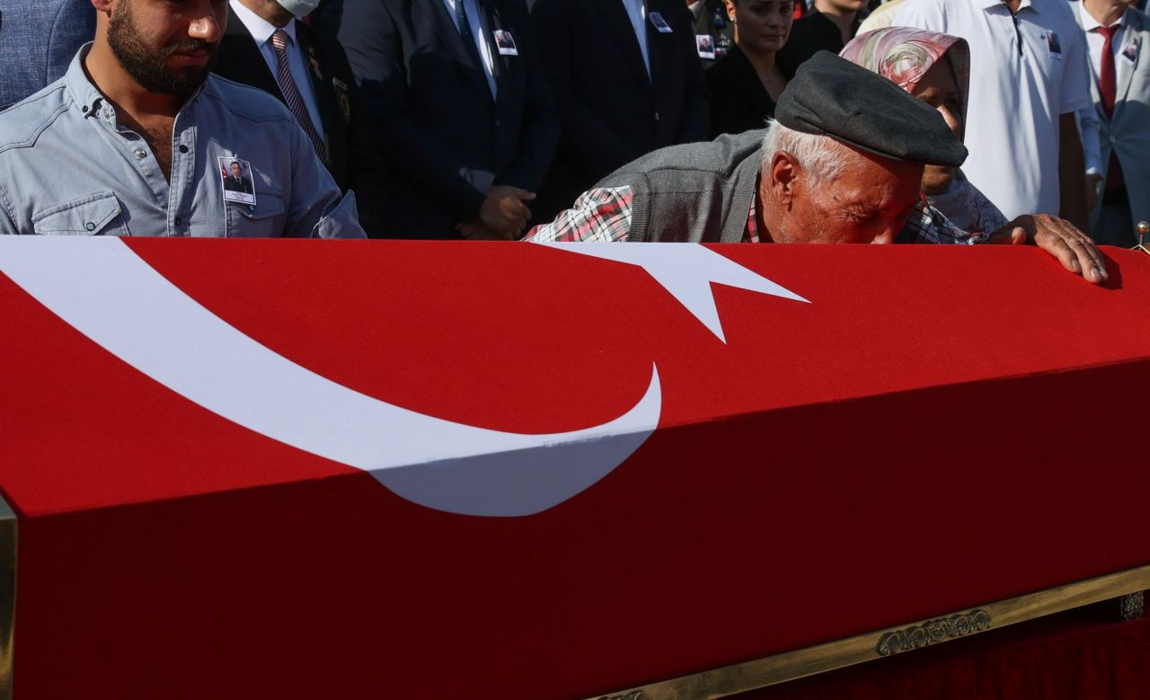 Şehit Astsubay Batuhan Şimşek, İzmir'de son yolculuğuna uğurlandı! - Sayfa 7