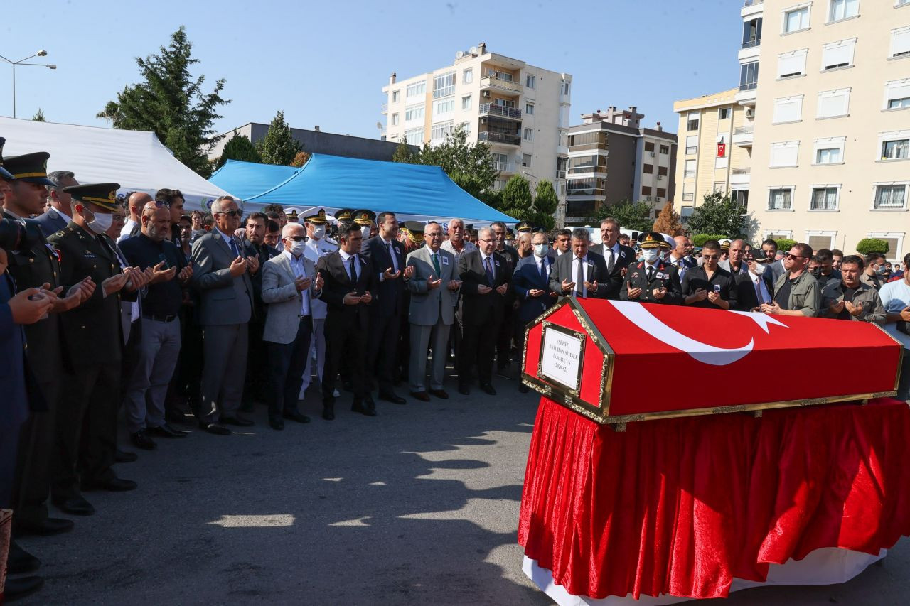 Şehit Astsubay Batuhan Şimşek, İzmir'de son yolculuğuna uğurlandı! - Sayfa 11
