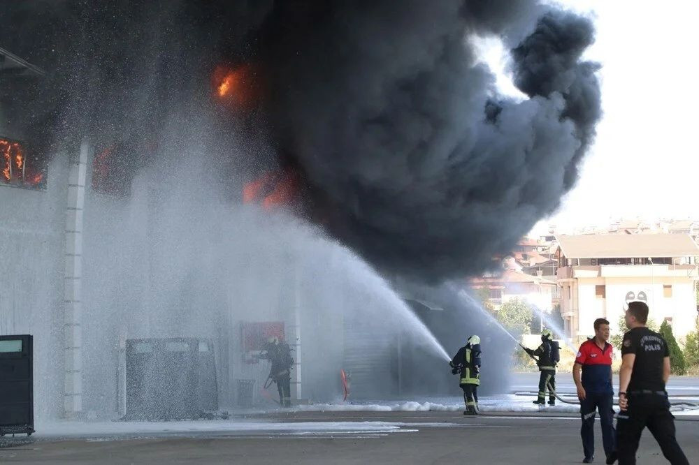 Denizli'de yangın paniği: Emniyet Müdürlüğü'nün lojistik deposu alevlere teslim! - Sayfa 5